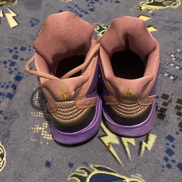 Kyrie Irving Nikes 7Y=8.5W - Picture 4 of 5